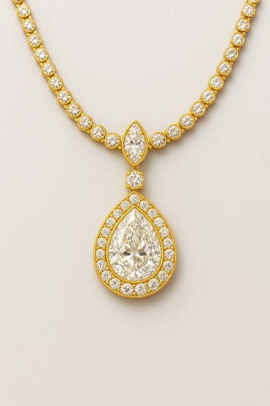 قلادة ذهبية فاخرة مرصعة بالألماس